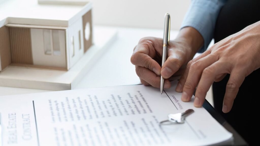 Chaves de um imóvel sobre um contrato, simbolizando os cuidados ao comprar um imóvel.