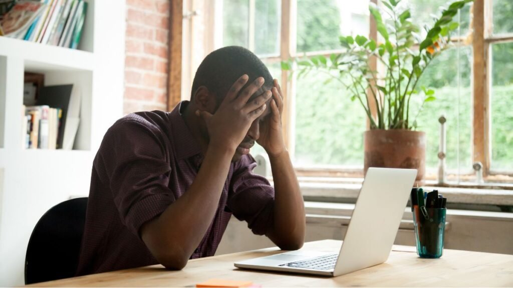 Empresário estressado  após assinar um contrato sem a devida análise contratual.